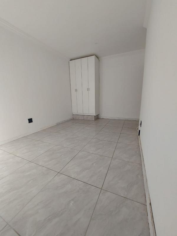 1 Bedroom Property for Sale in Goodwood Central Western Cape